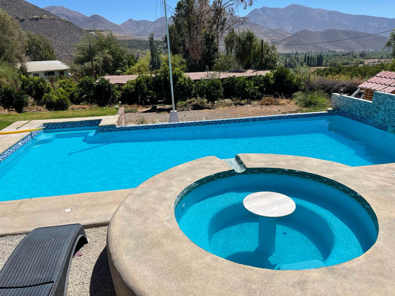 Piscina con jacuzzi integrado construida por Máster Piscinas
